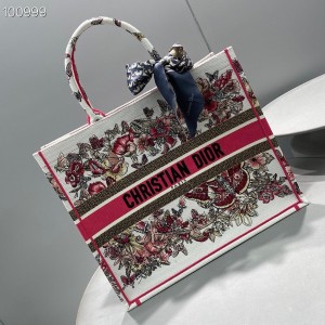 Christian Dior Book Tote Bag 42cm 1286 Lunar New Year Butterfly Embroidery Canvas Fall/Winter 2022 Collection - Image 4