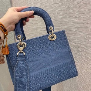 Christian Dior D-Lite Lady Dior Bag 24cm Embroidered Canvas Gold Hardware Fall/Winter 2020 Collection - Image 3