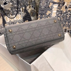 Christian Dior D-Lite Lady Dior Bag 24cm Embroidered Canvas Gold Hardware Fall/Winter 2020 Collection - Image 6