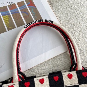 Christian Dior Dioramour Capsule Book Tote Bag 42cm Embroidery Canvas Fall/Winter 2021 Collection - Image 4