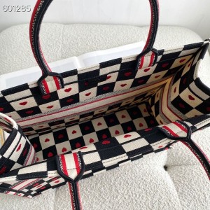 Christian Dior Dioramour Capsule Book Tote Bag 42cm Embroidery Canvas Fall/Winter 2021 Collection - Image 8