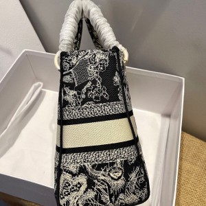 Christian Dior Lady Dior D-Lite Toile de Jouy Reverse 24cm with Gold Hardware Embroidery Canvas Spring/Summer 2021 Collection - Image 4