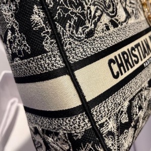 Christian Dior Lady Dior D-Lite Toile de Jouy Reverse 24cm with Gold Hardware Embroidery Canvas Spring/Summer 2021 Collection - Image 7