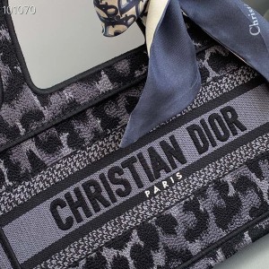 Christian Dior Mini Book Tote Bag 22cm M928 Mizza Embroidery Canvas Fall/Winter 2022 Collection - Image 6