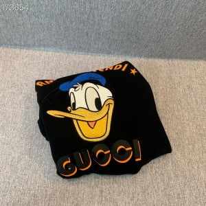 Gucci x Daffy Duck Amor Vivendi Oversized Embroidered Sweatshirt Unisex Fall/Winter 2020 Collection - Image 4
