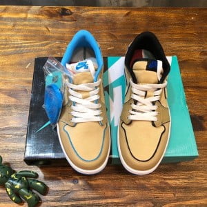 Nike SB Dunk Low Top Sneakers Suede/Calfskin Leather Spring/Summer 2022 Collection - Image 4
