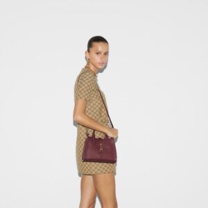 Small tote bag with hook closure Rosso Ancora leather - Image 5